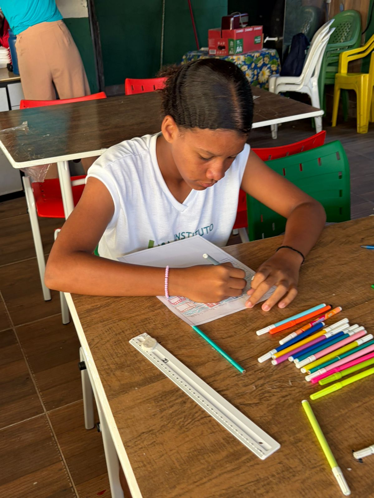 Crianças em atividade de leitura no Instituto Social D'Joana